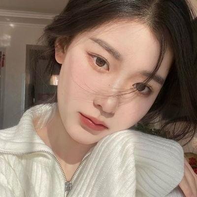 女生向前走